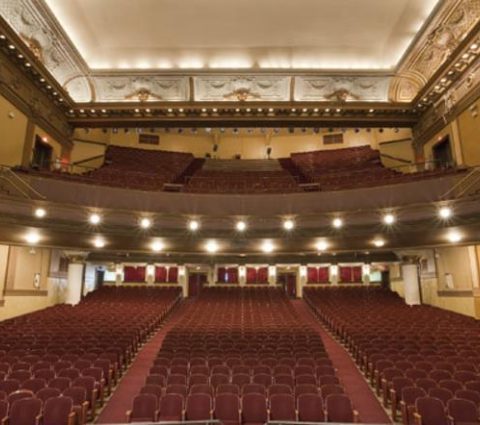 Vue de la scène du théâtre Pantages Playhouse, mettant en valeur son intérieur élégant et ses riches détails architecturaux.