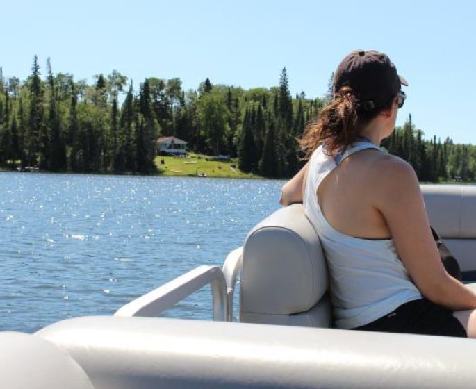 Promenade en ponton sur le lac Wellman : Voyage serein à travers les voies d'eau pittoresques de Swan Valley, au cœur d'une beauté naturelle.