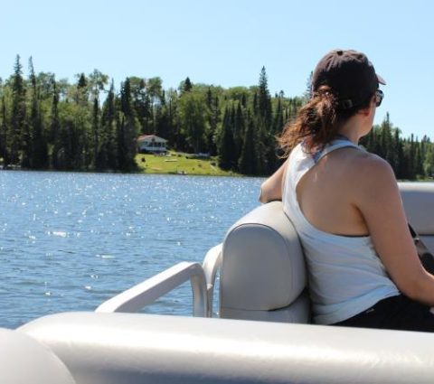 Promenade en ponton sur le lac Wellman : Voyage serein à travers les voies d'eau pittoresques de Swan Valley, au cœur d'une beauté naturelle.