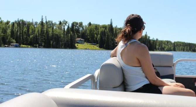 Promenade en ponton sur le lac Wellman : Voyage serein à travers les voies d'eau pittoresques de Swan Valley, au cœur d'une beauté naturelle.