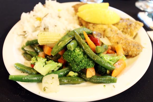 Bakers Narrows Lodge: Genießen Sie einen ausgewogenen Teller mit köstlichen Gerichten inmitten einer malerischen Aussicht auf den See und in einem gemütlichen Ambiente.