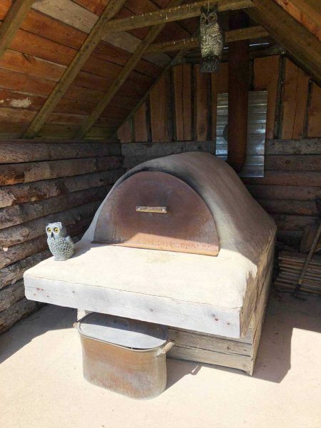 Altmodische Brotbackofen-Scheune: Bewahrung der traditionellen Handwerkskunst und des rustikalen Charmes in einer alten landwirtschaftlichen Umgebung.