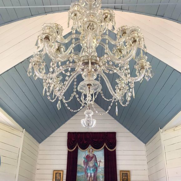 Kronleuchter für die Kirche: Eleganz und Leuchtkraft schmücken den sakralen Raum und erhellen Momente der Ehrfurcht und Kontemplation.