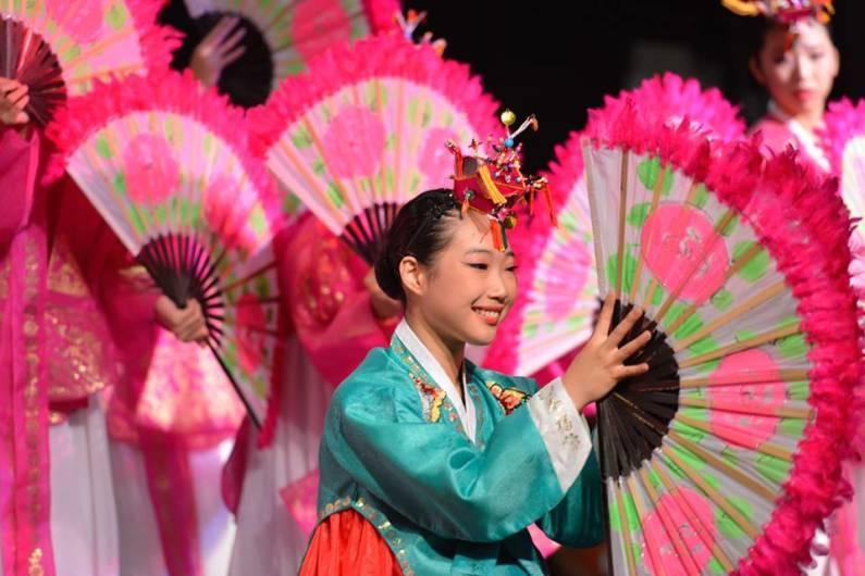Folklorama fan dance: Vibrante celebración de la diversidad cultural y la expresión artística en el renombrado festival de Manitoba.
