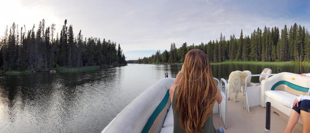 Pontonfahrt mit Hund: Genießen Sie das ruhige Wasser und den sonnigen Himmel und knüpfen Sie Kontakte inmitten der Schönheit der Natur.