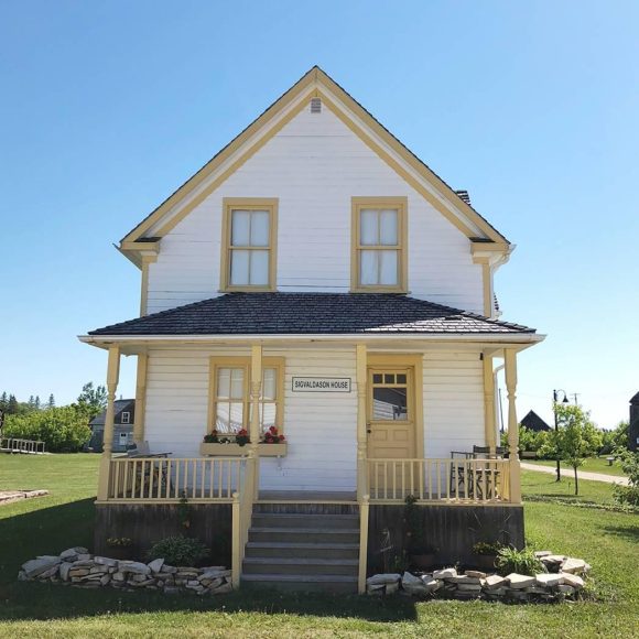 Sigvaldason-Haus von außen: Eine Mischung aus Erbe und Charme in einer malerischen Umgebung, die zu Wärme und Gastfreundschaft einlädt.