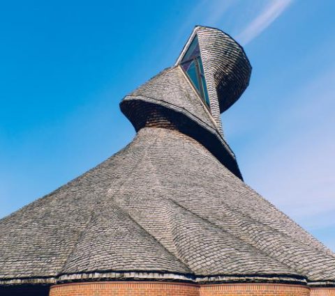 Extérieur de la paroisse du Précieux Sang, mettant en valeur sa beauté architecturale et son importance historique au Manitoba.