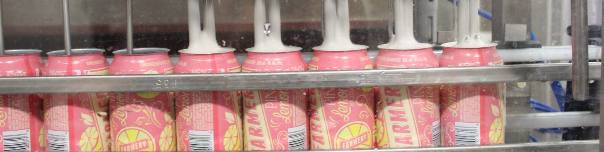 Llenado de latas con cerveza fresca Farmery Pink Lemonade