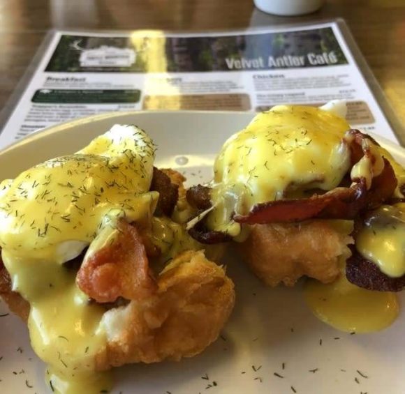 Huevos Benedict velevet antler cafe