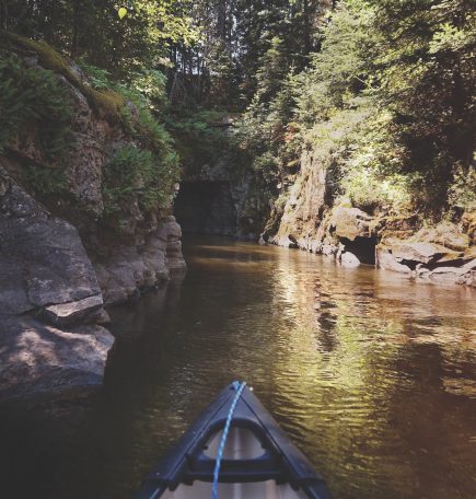 Kanufahrt durch die Caddy Lake Tunnels.