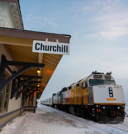 Sa pamamagitan ng Rail na tren na naghihintay sa istasyon sa Churchill sa taglamig