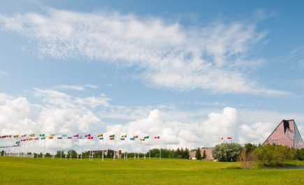 Royal Canadian Mint na may mga internasyonal na bandila sa harap ng gusali