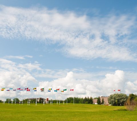 Royal Canadian Mint na may mga internasyonal na bandila sa harap ng gusali