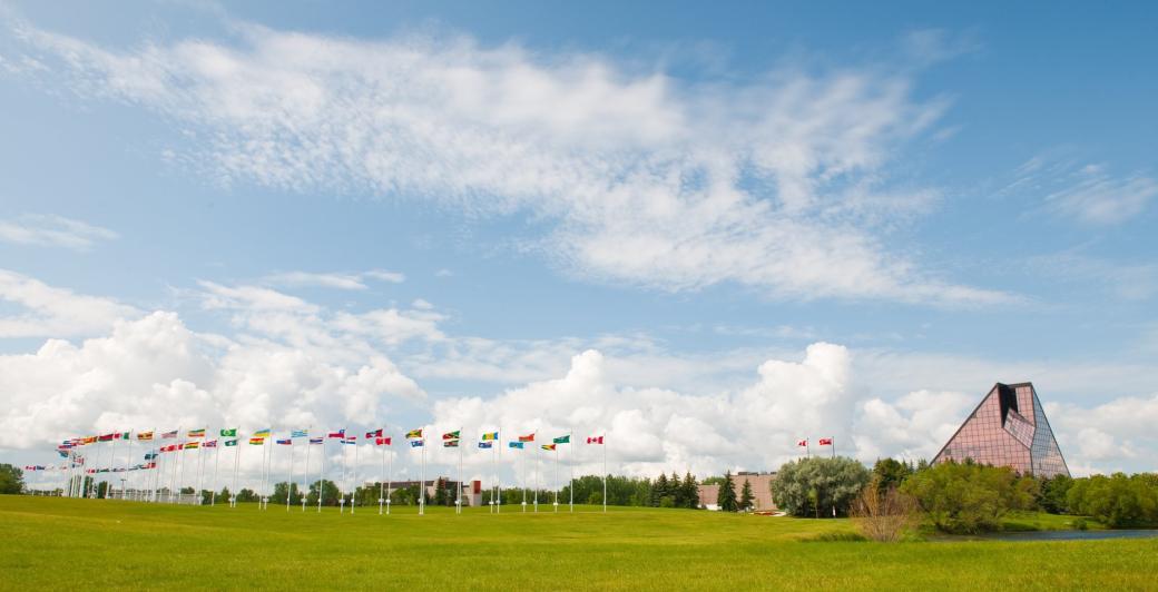 Royal Canadian Mint na may mga internasyonal na bandila sa harap ng gusali