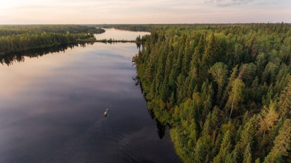 Vista aérea del río que atraviesa el bosque cerca de Flin Flon.