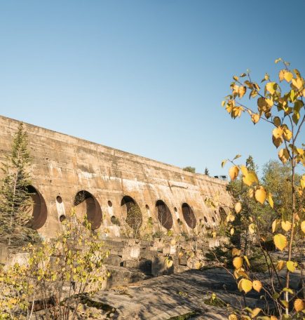 Observando la presa de Pinawa a través de las hojas de algunos árboles cercanos en un día despejado.