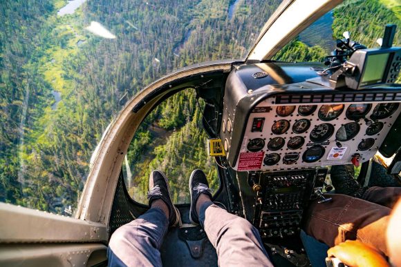 Lumilipad sa isang helicopter sa ibabaw ng kagubatan, nakikita ang wildlife malapit sa Churchill