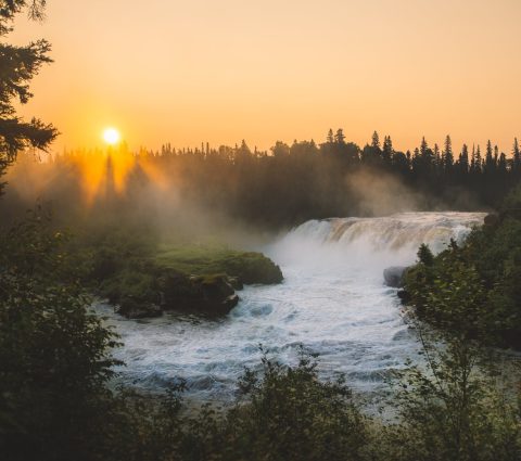 Niebla sobre las cataratas Pisew al atardecer.