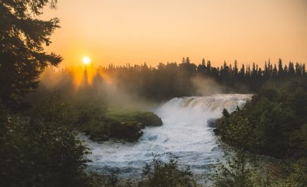 Niebla sobre las cataratas Pisew al atardecer.