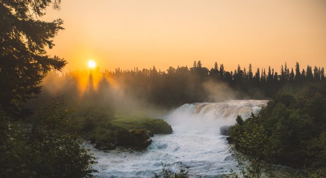 Aufsteigender Nebel über den Pisew Falls bei Sonnenuntergang.