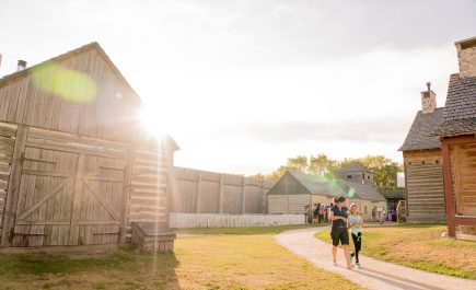 Dos personas caminan por el sendero que atraviesa los edificios del Fuerte Gibraltar.