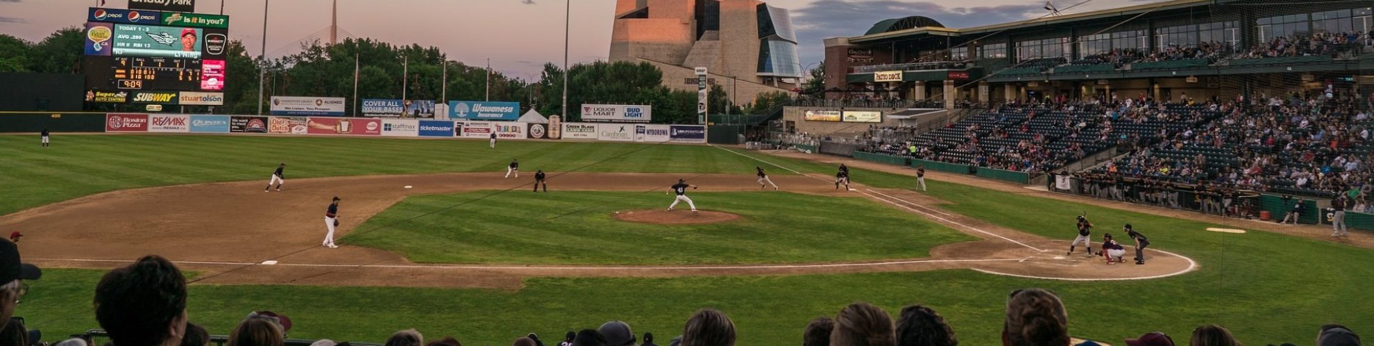 Winnipeg Goldeyes baseball stadium sa dapit-hapon, na may kalayuan sa CMHR.