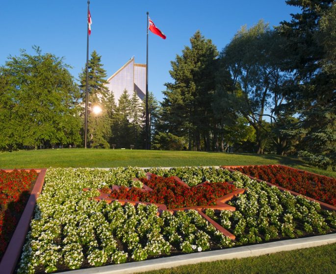 Jardín de hojas de arce en The Mint de Winnipeg