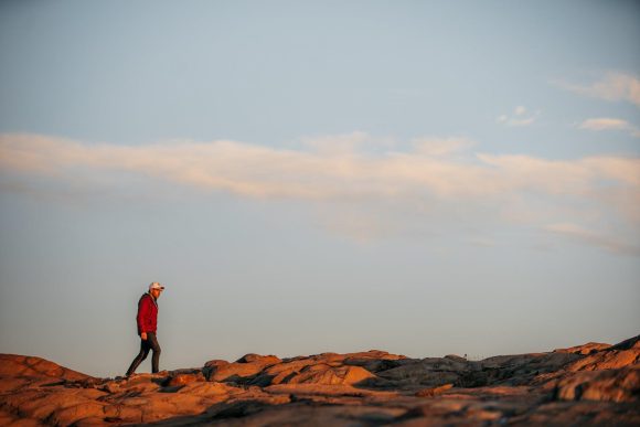 Una persona practica senderismo en una cresta rocosa cerca de Flin Flon.