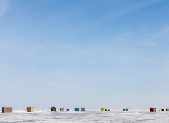 Cabanes de pêche sur glace sur le lac Winnipeg près de Gimli