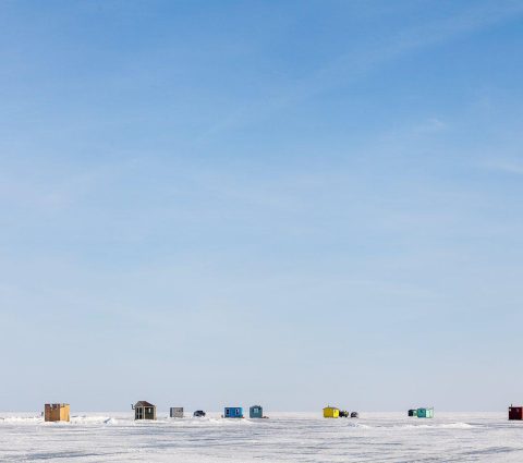 Cabañas para pescar en hielo en el lago Winnipeg, cerca de Gimli