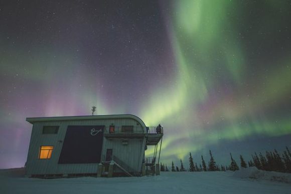 Nordlicht über einem Gebäude des Churchill Northern Studies Centre
