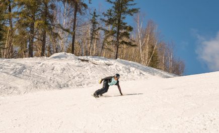 Eine Person beim Snowboarden am Mystery Mountain in der Nähe von Thompson.