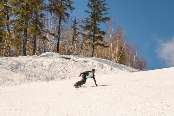 Una persona practica snowboard en Mystery Mountain, cerca de Thompson.