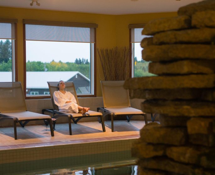Frau entspannt sich im Spa-Pool des Elkhorn Resorts