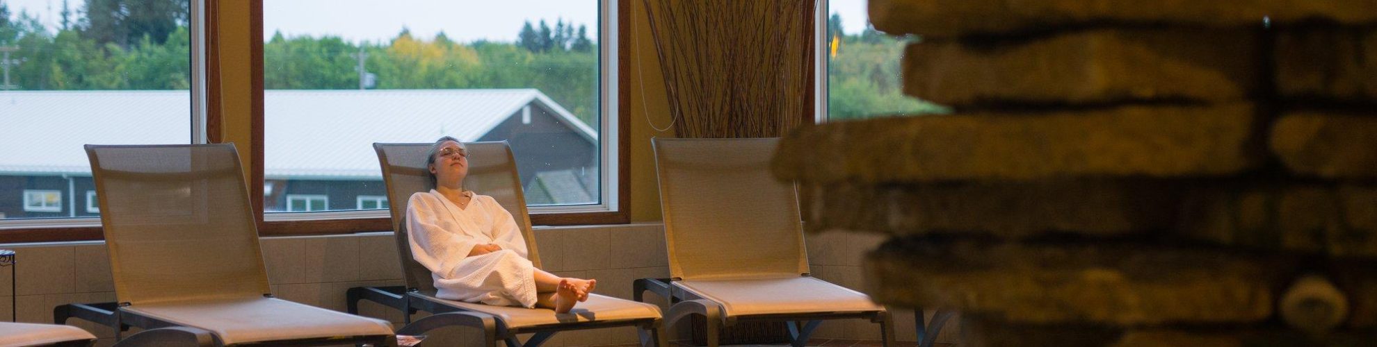 Mujer relajándose en la piscina del balneario de Elkhorn Resort