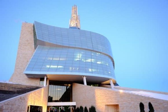 Museo Canadiense de Derechos Humanos iluminado al anochecer.