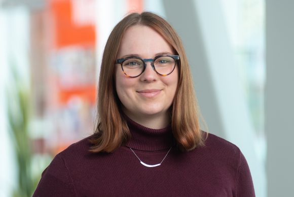 Kit Muir, Espesyalista sa Nilalaman ng Media (Bilingual)