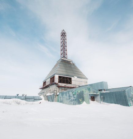 Antiguo campo de investigación de cohetes, cubierto de nieve en el Centro de Estudios del Norte Churchill.