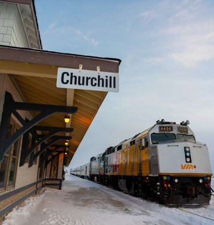 Isang tren na naghihintay sa Churchill Train Station, na handang bumalik sa Winnipeg