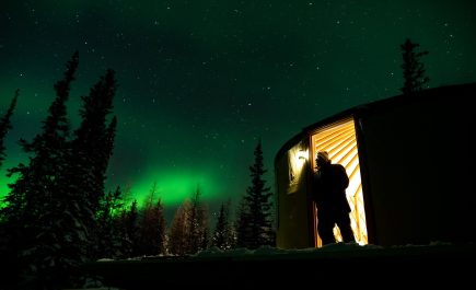 Nanonood ng mga hilagang ilaw mula sa pintuan ng isang yurt sa Churchill, Manitoba