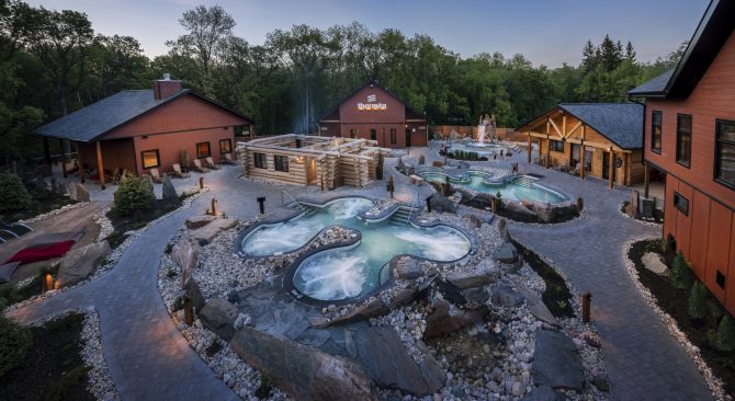 Contemplando las termas de Thermea en verano.