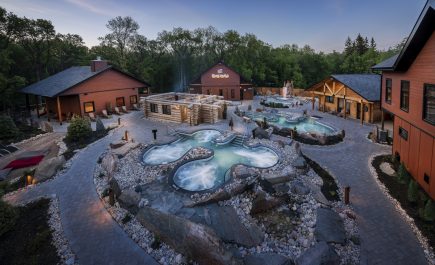 Nakatingin sa ibaba sa mga thermal spa sa Thermea sa tag-araw.