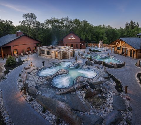 Vue sur les thermes de Thermea en été.
