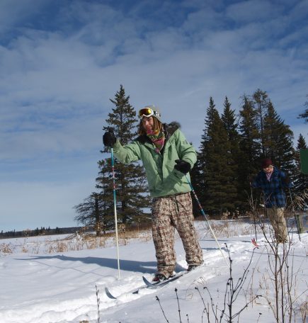 Eine Person beim Skilanglauf im Riding Mountain National Park.