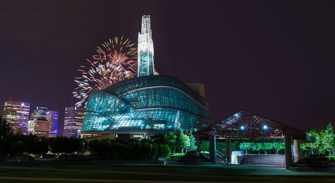 Fuegos artificiales en el cielo detrás del Museo Canadiense de Derechos Humanos en The Forks.