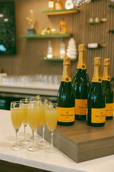 Salle à manger Commons Social Kitchen + Bar à l'hôtel Holiday Inn & Suites Winnipeg Downtown.