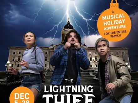 Trois adolescents effrayés se tiennent devant un bâtiment frappé par la foudre dans une publicité pour la comédie musicale The Lightning Thief.