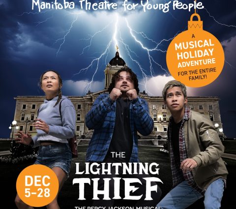 Trois adolescents effrayés se tiennent devant un bâtiment frappé par la foudre dans une publicité pour la comédie musicale The Lightning Thief.