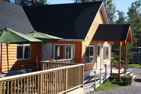 Außenansicht des Brereton Lake Resort Restaurant und Patio