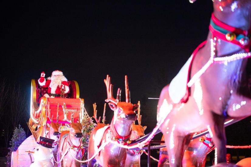 Un char du Père Noël sur son traîneau tiré par des rennes.